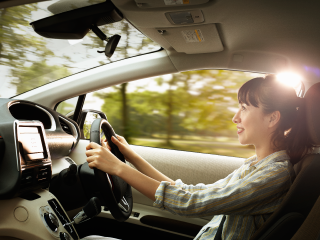 運転する女性