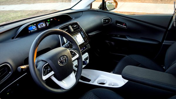 151201120409-2016-toyota-prius-interior-780x439[1]