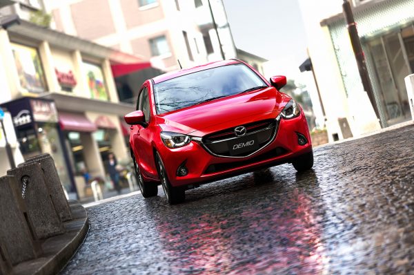 2016-Mazda2-Japanese-Spec-front-view-on-wet-road[1]