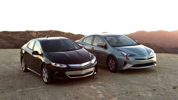 2016-chevrolet-volt-vs-2016-toyota-prius_100537712_m[1]