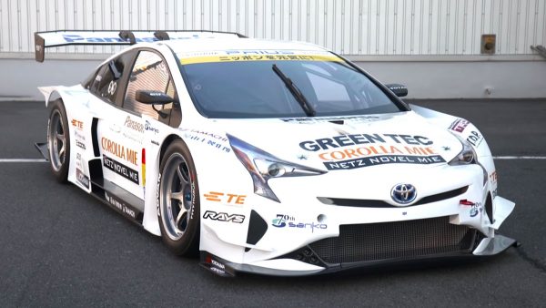 2016-toyota-prius-gt300-racecar-debuts-in-tokyo-as-otherworldly-as-expected-video-photo-gallery_8[1]